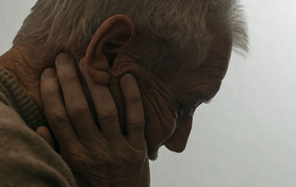 Antonio versinkt nachdenklich und melancholisch seinen Kopf in die Hände.