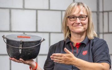 Dora Kunz mit Heilsarmee Spendentopf