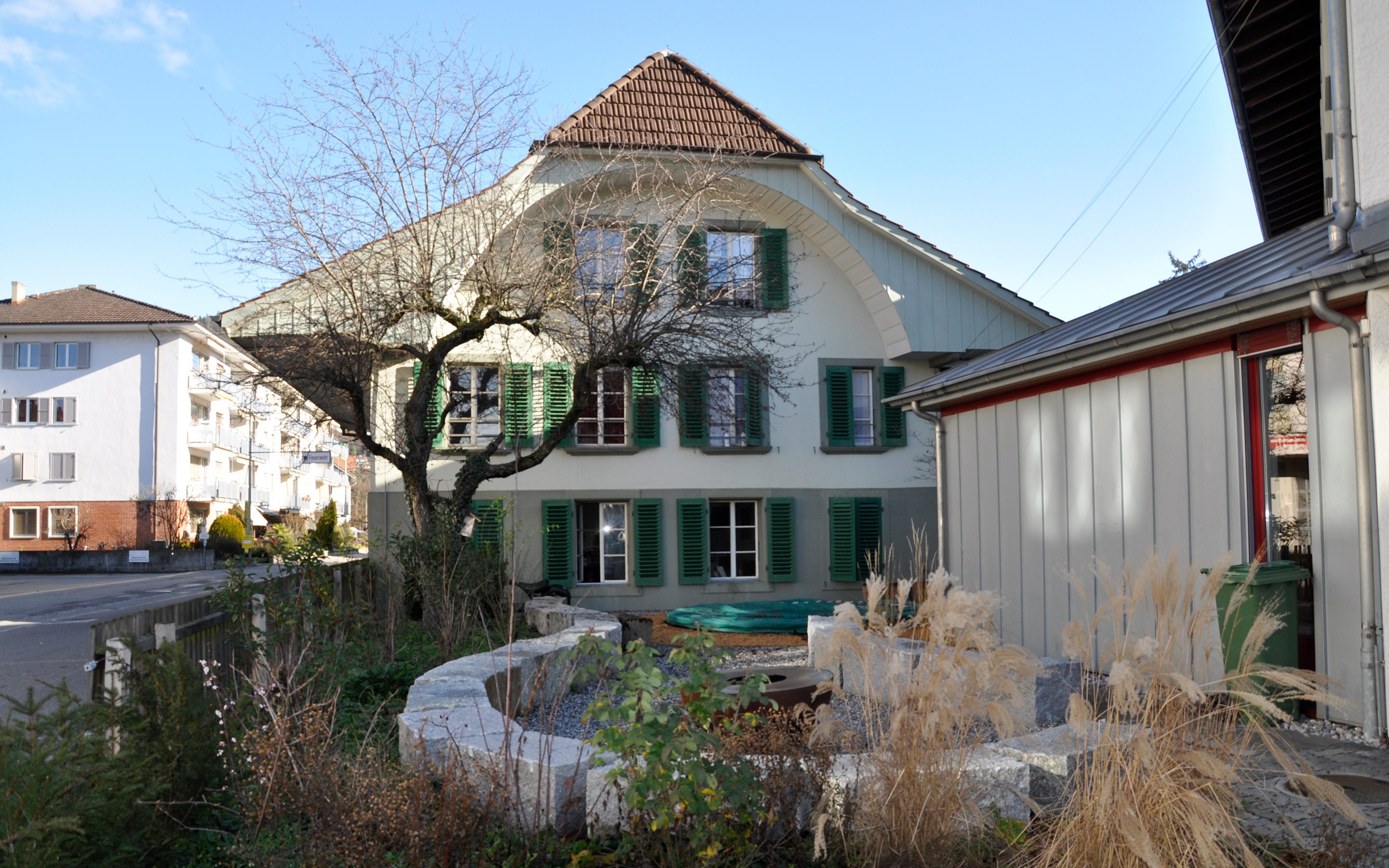 Passantenheim Thun_Heilsarmee_Aussenansicht mit Garten