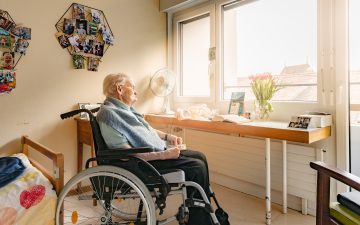 Die Bewohnerin des Résidence Amitié, Mme Fuss, schaut in ihrem Zimmer aus dem Fenster.