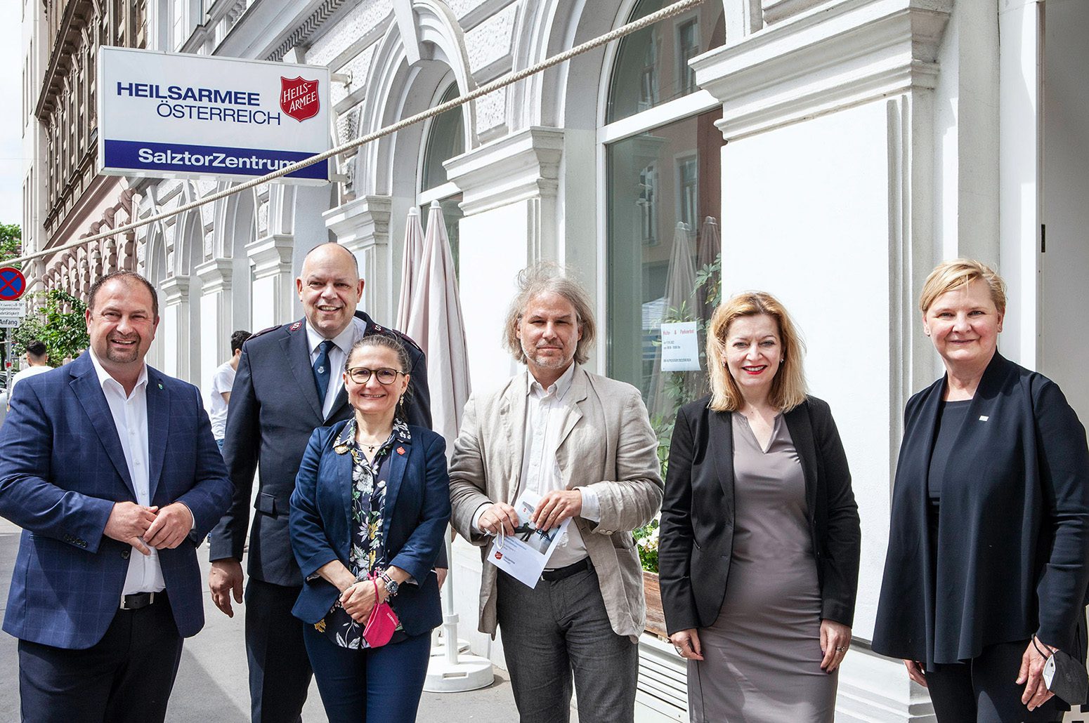 Gruppenfoto_Eroeffnung-Heilsarmee-Chancenhaus-SalztorZentrum_Webseite-1536×1024