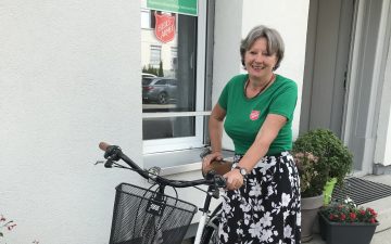 Ines Schroeder mit dem Fahrrad vor dem Büro des Begleiteten und