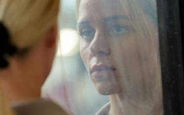 Ein Leben in der Prostitution, Petra schaut traurig ihr Spiegelbild an.